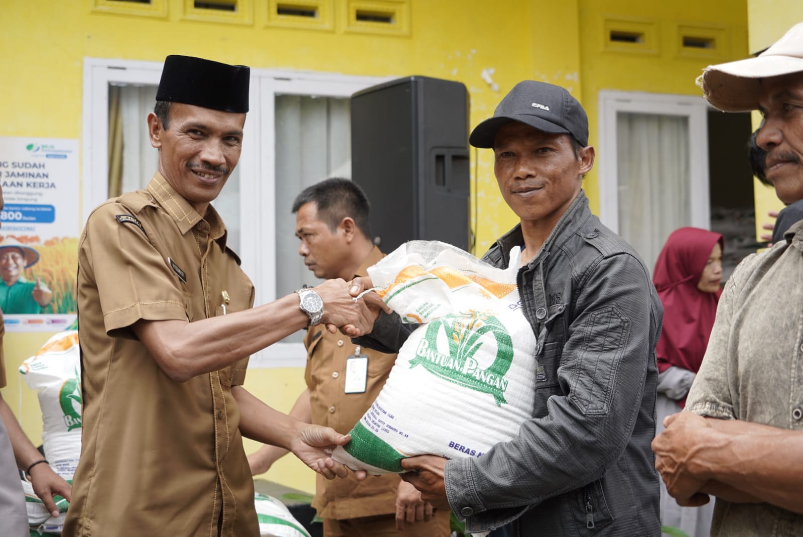 Wakil Bupati Solok Selatan H. Yulian Efi serahkan bantuan beras kepada masyarakat Pauh Duo